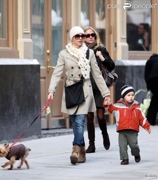 Naomi Watts de sortie avec son petit Alexander (dit Sasha), pendant que papa Liev s'occupe du cadet, Samuel, assis gentiment dans sa poussette.