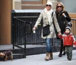 Naomi Watts de sortie avec son petit Alexander (dit Sasha), pendant que papa Liev s'occupe du cadet, Samuel, assis gentiment dans sa poussette.