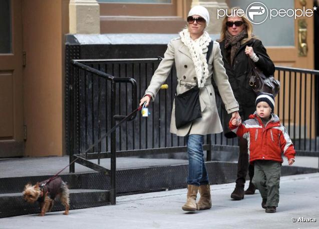 Naomi Watts de sortie avec son petit Alexander (dit Sasha), pendant que papa Liev s'occupe du cadet, Samuel, assis gentiment dans sa poussette.