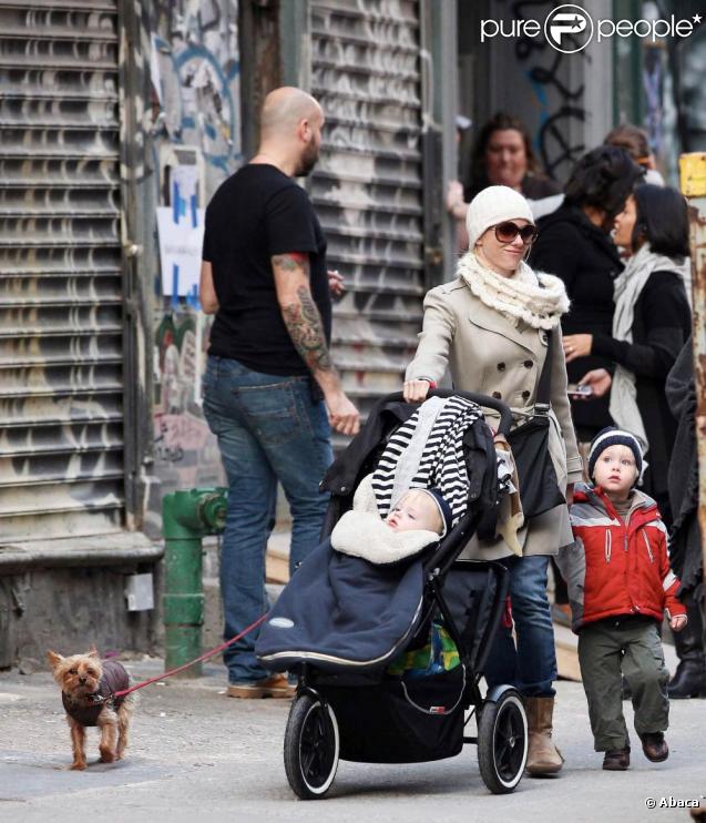 Naomi Watts de sortie avec son petit Alexander (dit Sasha), pendant que papa Liev s'occupe du cadet, Samuel, assis gentiment dans sa poussette.
