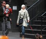 Naomi Watts de sortie avec son petit Alexander (dit Sasha), pendant que papa Liev s'occupe du cadet, Samuel, assis gentiment dans sa poussette.