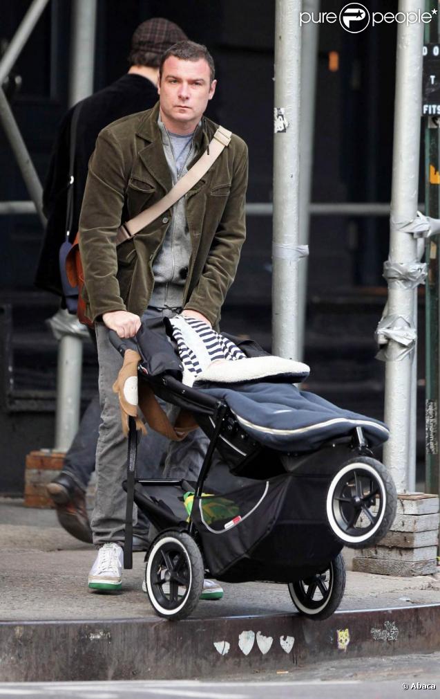 Naomi Watts de sortie avec son petit Alexander (dit Sasha), pendant que papa Liev s'occupe du cadet, Samuel, assis gentiment dans sa poussette.