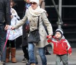 Naomi Watts de sortie avec son petit Alexander (dit Sasha), pendant que papa Liev s'occupe du cadet, Samuel, assis gentiment dans sa poussette.