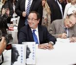 Jacques Chirac a dédicacé des centaines d'exemplaires du premier tome de ses mémoires à la Foire du Livre de Brive, soutenu par sa femme et sa fille, et a partagé l'affiche avec François Hollande