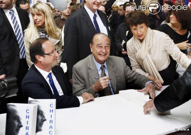 Jacques Chirac a dédicacé des centaines d'exemplaires du premier tome de ses mémoires à la Foire du Livre de Brive, soutenu par sa femme et sa fille, et a partagé l'affiche avec François Hollande