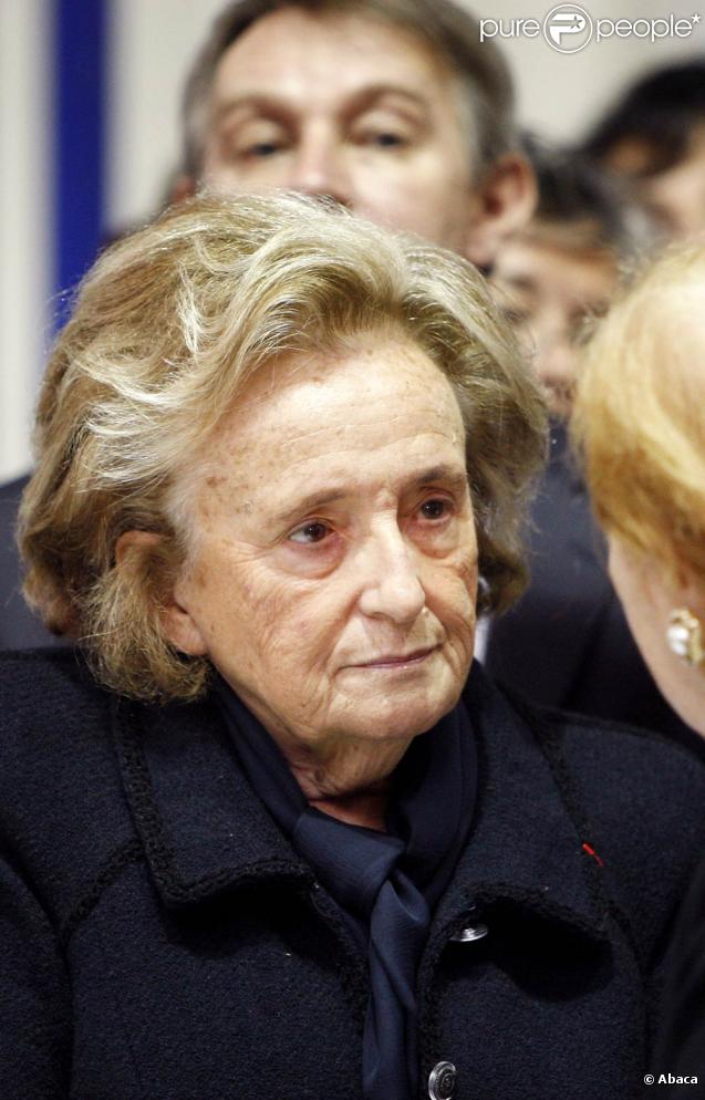 Jacques Chirac a dédicacé des centaines d'exemplaires du premier tome de ses mémoires à la Foire du Livre de Brive, soutenu par sa femme et sa fille, et a partagé l'affiche avec François Hollande