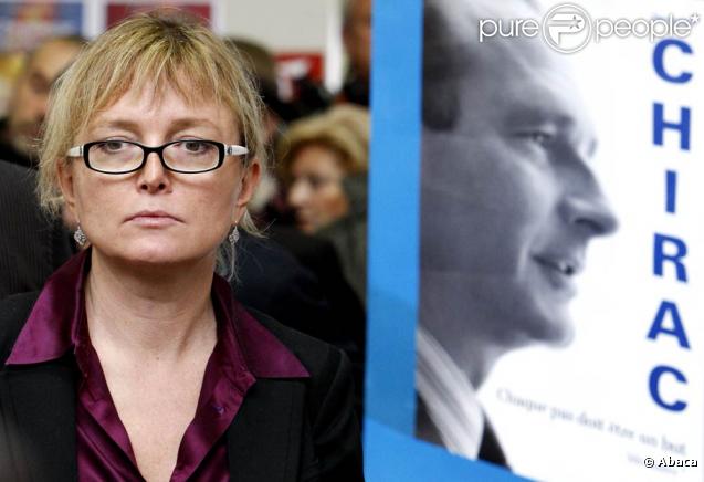 Jacques Chirac a dédicacé des centaines d'exemplaires du premier tome de ses mémoires à la Foire du Livre de Brive, soutenu par sa femme et sa fille, et a partagé l'affiche avec François Hollande