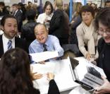 Jacques Chirac a dédicacé des centaines d'exemplaires du premier tome de ses mémoires à la Foire du Livre de Brive, soutenu par sa femme et sa fille, et a partagé l'affiche avec François Hollande