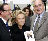 Jacques Chirac a dédicacé des centaines d'exemplaires du premier tome de ses mémoires à la Foire du Livre de Brive, soutenu par sa femme et sa fille, et a partagé l'affiche avec François Hollande