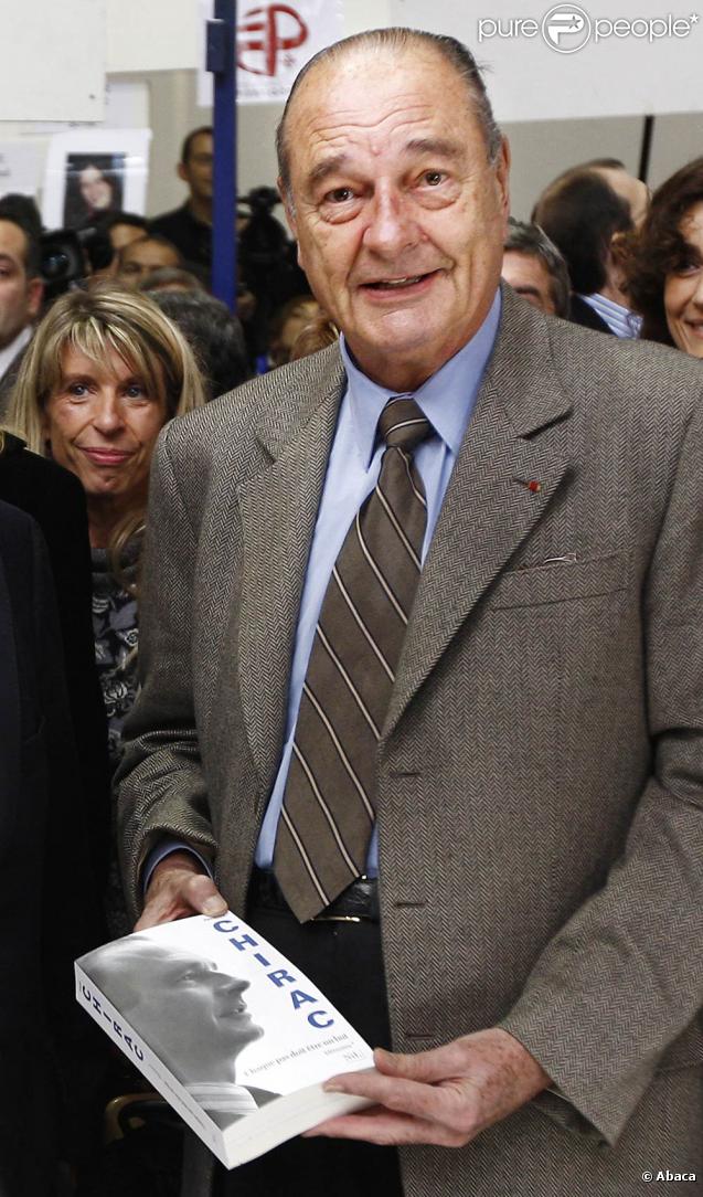 Jacques Chirac a dédicacé des centaines d'exemplaires du premier tome de ses mémoires à la Foire du Livre de Brive, soutenu par sa femme et sa fille, et a partagé l'affiche avec François Hollande