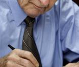 Jacques Chirac a dédicacé des centaines d'exemplaires du premier tome de ses mémoires à la Foire du Livre de Brive, soutenu par sa femme et sa fille, et a partagé l'affiche avec François Hollande