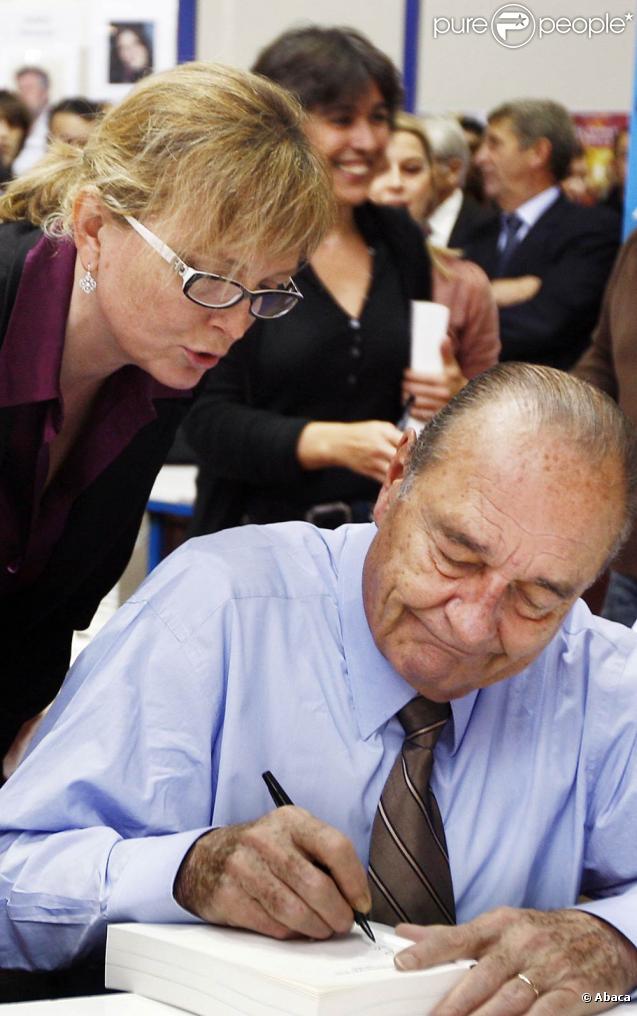 Jacques Chirac a dédicacé des centaines d'exemplaires du premier tome de ses mémoires à la Foire du Livre de Brive, soutenu par sa femme et sa fille, et a partagé l'affiche avec François Hollande
