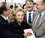 Jacques Chirac a dédicacé des centaines d'exemplaires du premier tome de ses mémoires à la Foire du Livre de Brive, soutenu par sa femme et sa fille, et a partagé l'affiche avec François Hollande
