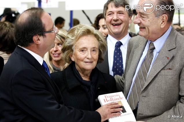 Jacques Chirac a dédicacé des centaines d'exemplaires du premier tome de ses mémoires à la Foire du Livre de Brive, soutenu par sa femme et sa fille, et a partagé l'affiche avec François Hollande