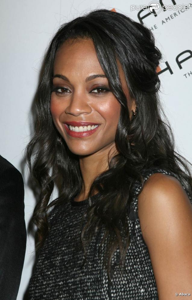 La radieuse Zoe Saldana aux Hamilton Behind Camera Awards, qui se sont tenus au Highlands Night Club d'Hollywood, à Los Angeles, le 8 niovembre 2009.