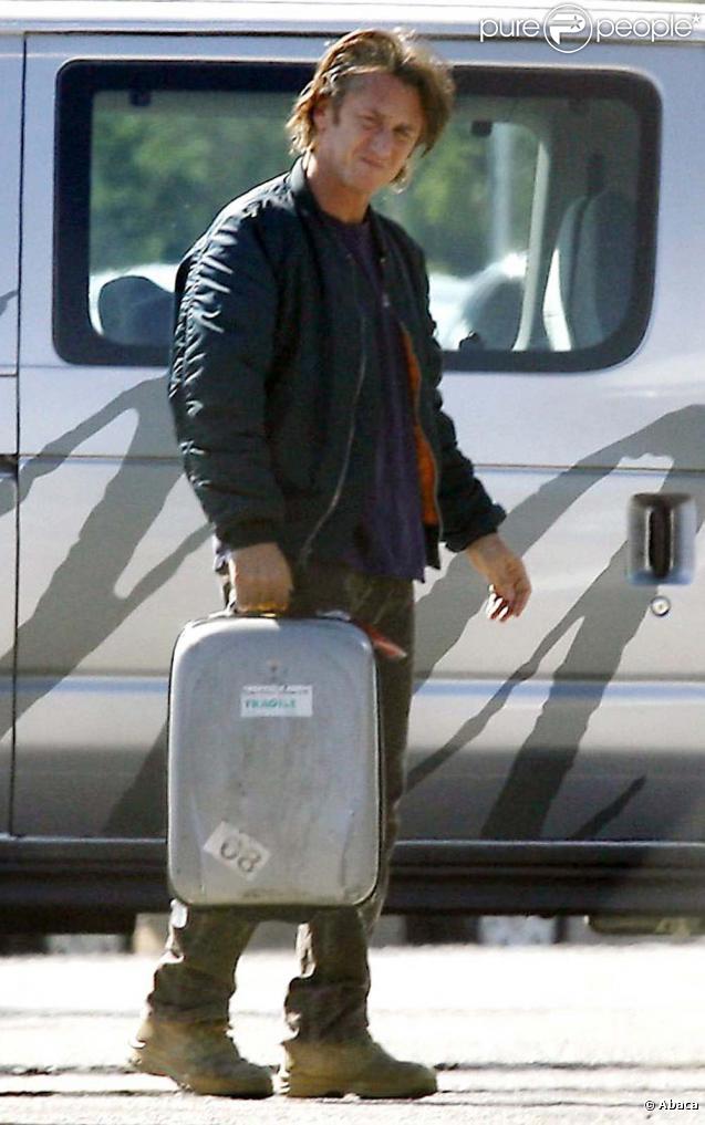 Sean Penn embarque pour Cuba avec Diana Jenkins, le 24 octobre 2009.