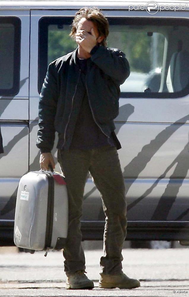 Sean Penn embarque pour Cuba avec Diana Jenkins, le 24 octobre 2009.