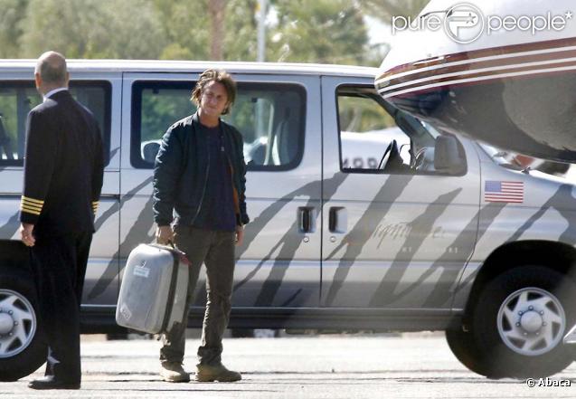 Sean Penn embarque pour Cuba avec Diana Jenkins, le 24 octobre 2009.