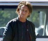 Sean Penn embarque pour Cuba avec Diana Jenkins, le 24 octobre 2009.
