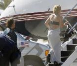 Sean Penn embarque pour Cuba avec Diana Jenkins, le 24 octobre 2009.