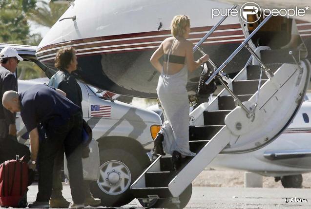 Sean Penn embarque pour Cuba avec Diana Jenkins, le 24 octobre 2009.