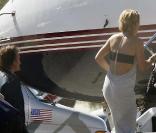 Sean Penn embarque pour Cuba avec Diana Jenkins, le 24 octobre 2009.