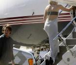 Sean Penn embarque pour Cuba avec Diana Jenkins, le 24 octobre 2009.