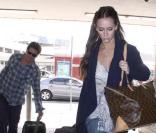 Jennifer Love Hewitt et son amoureux l'acteur Jamie Kennedy s'envolent en week end... A l'aéroport de Burbank, ils apparaissent  so in love  !