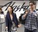 Jennifer Love Hewitt et son amoureux l'acteur Jamie Kennedy s'envolent en week end... A l'aéroport de Burbank, ils apparaissent so in love !