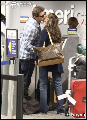 Jennifer Love Hewitt et son amoureux l'acteur Jamie Kennedy s'envolent en week end... A l'aéroport de Burbank, ils apparaissent  so in love  !