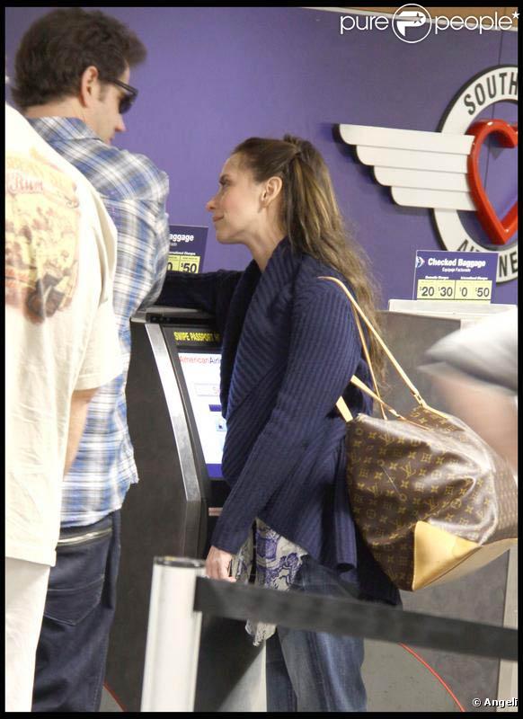 Jennifer Love Hewitt et son amoureux l'acteur Jamie Kennedy s'envolent en week end... A l'aéroport de Burbank, ils apparaissent  so in love  !