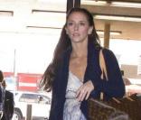 Jennifer Love Hewitt et son amoureux l'acteur Jamie Kennedy s'envolent en week end... A l'aéroport de Burbank, ils apparaissent  so in love  !