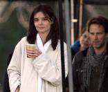 eDerrière Katie Holmes, Stephen Moyer observe le tournage de  The Romantics  dans lequel sa fiancé, Anna Paquin, tient le rôle principal. le 16 novembre 2009 !