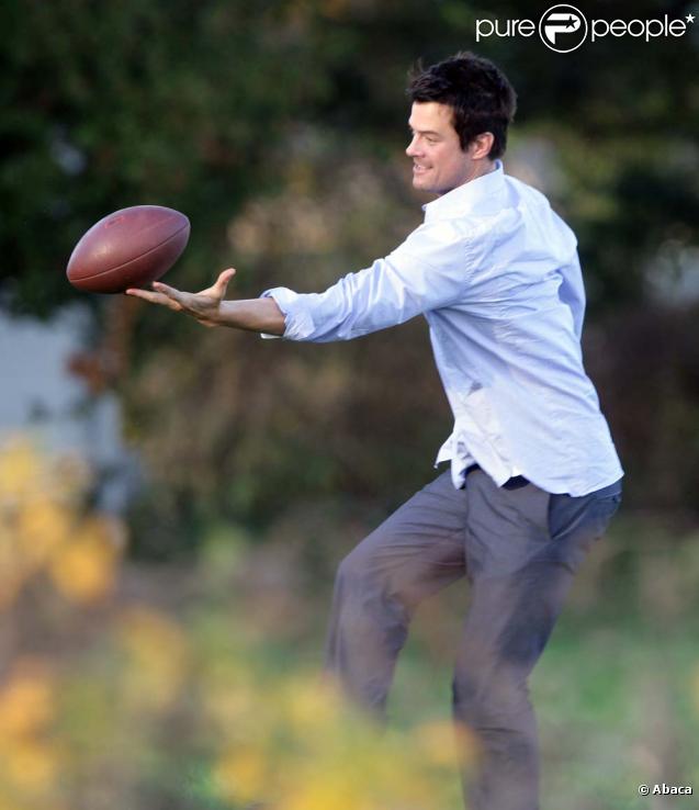 Josh Duhamel sur le tournage de  The Romantics , le 16 novembre 2009 !