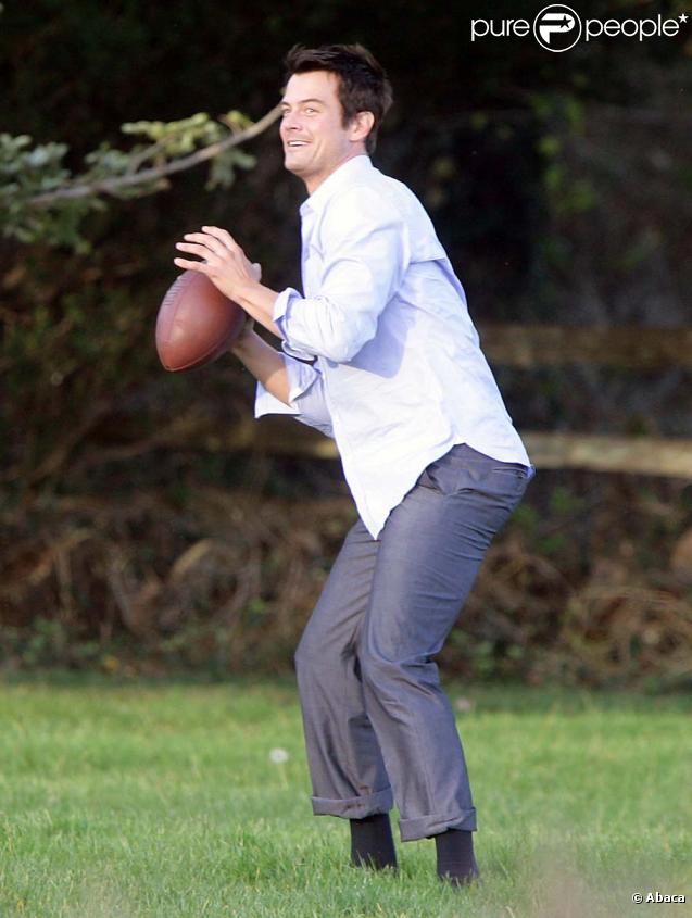 Josh Duhamel sur le tournage de  The Romantics , le 16 novembre 2009 !