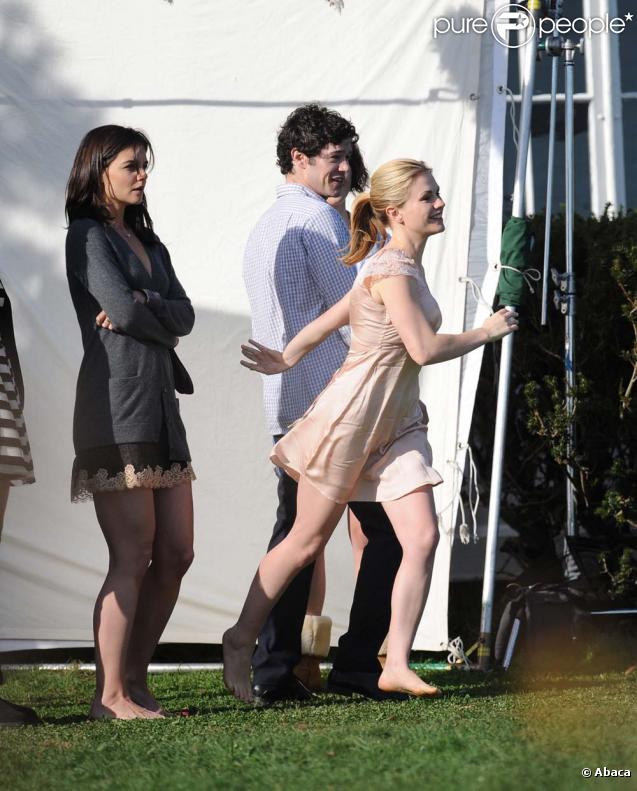 Katie Holmes, Anna Paquin et Adam Brody sur le tournage de  The Romantics , le 16 novembre 2009 !