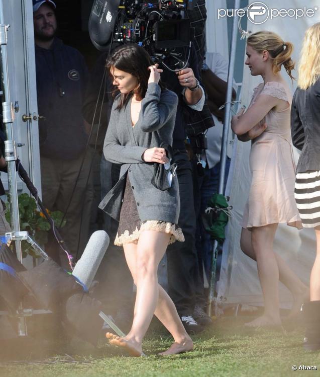 Katie Holmes et Anna Paquin sur le tournage de  The Romantics , le 16 novembre 2009 !