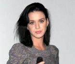 Katy Perry à la sortie du restaurant Mr Show à Los Angeles, accompagnée d'un garde du corps le 16 novembre 2009