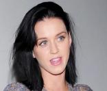 Katy Perry à la sortie du restaurant Mr Show à Los Angeles, accompagnée d'un garde du corps le 16 novembre 2009