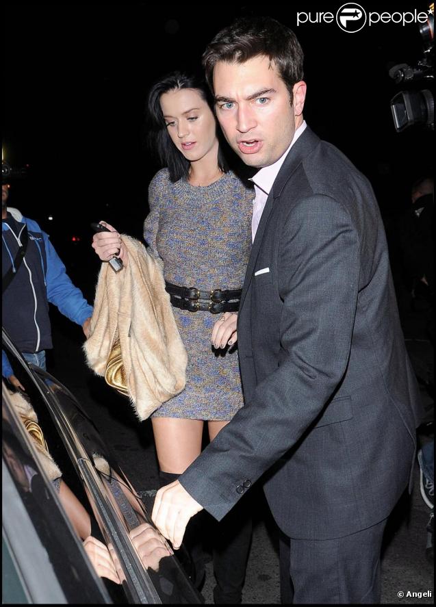 Katy Perry à la sortie du restaurant Mr Show à Los Angeles, accompagnée d'un garde du corps le 16 novembre 2009