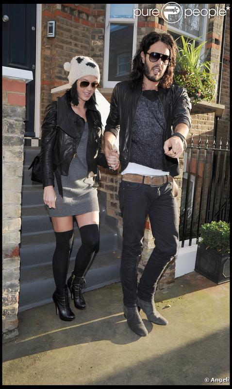 Katy Perry et Russell Brand devant le domicile de l'humoriste le 7 novembre 2009 à Londres