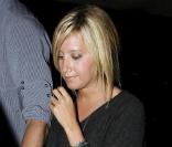 Ashley Tisdale, haute comme trois pommes, et son géantissime boyfriend Scott Speer, de retour du Mexique, à l'aéroport international LAX de Los Angeles, le 17 novembre 2009.