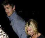 Ashley Tisdale, haute comme trois pommes, et son géantissime boyfriend Scott Speer, de retour du Mexique, à l'aéroport international LAX de Los Angeles, le 17 novembre 2009.