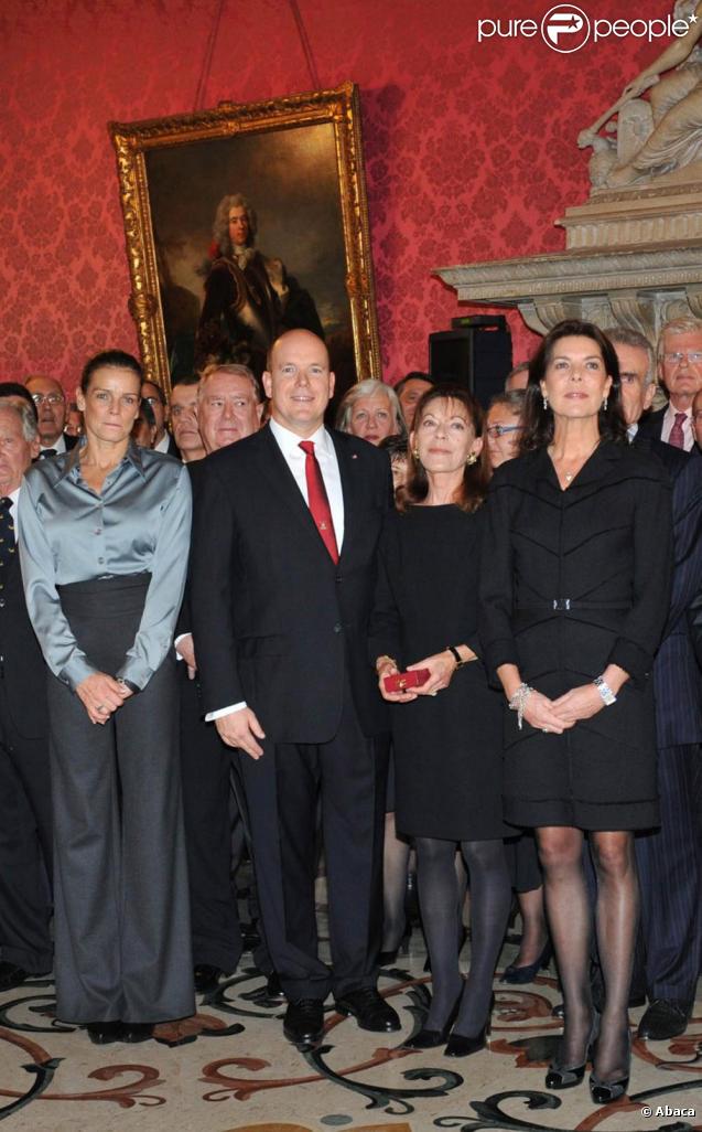 Caroline, Stéphanie et Albert de Monaco remettent des récompenses à de nombreux bénévoles à l'approche de la Fête Nationale. 17/11/09