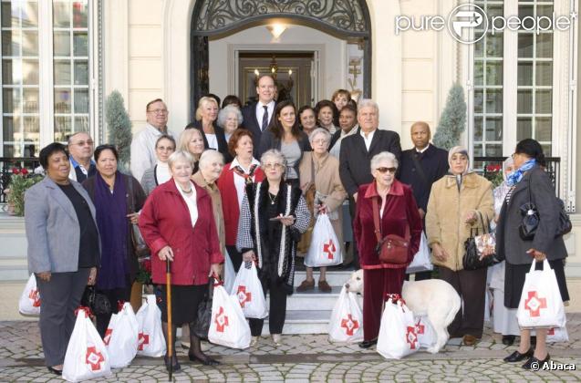 Stéphanie et Albert de Monaco distribuent des paquets à l'occasion de la Fête Nationale. 17/11/09