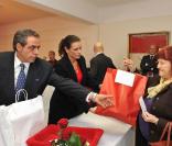 Stéphanie et Albert de Monaco distribuent des paquets à l'occasion de la Fête Nationale. 17/11/09