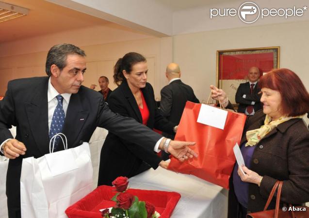 Stéphanie et Albert de Monaco distribuent des paquets à l'occasion de la Fête Nationale. 17/11/09