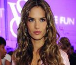 La jolie Alessandra Ambrosio, à l'occasion du Victoria's Secret Fashion Show, qui s'est tenu au Lexington Armory de New York, le 19 novembre 2009.