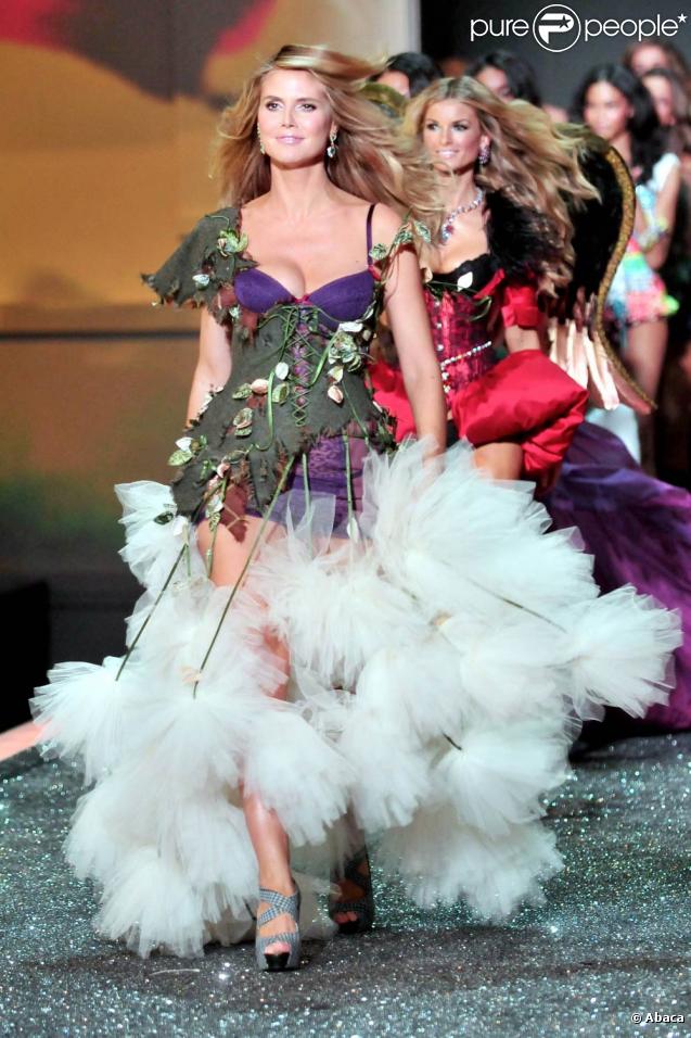 La belle Heidi Klum, à l'occasion du Victoria's Secret Fashion Show, qui s'est tenu au Lexington Armory de New York, le 19 novembre 2009.