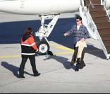 Tom Cruise à son arrivée à Salzbourg, frais et détendu après avoir traverser l'Atlantique... Hollywood quoi ! Le 19 novembre 2009.